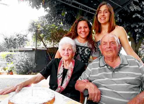 I coniugi Gino e Ebe con le pronipoti Letizia e Lisa