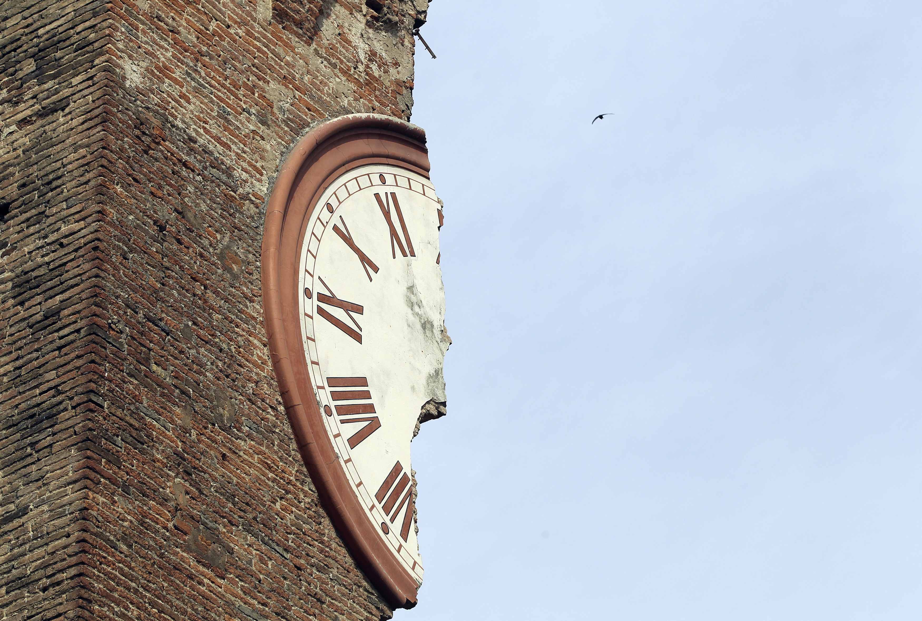 A damaged old tower is seen after an earthquake in Finale Emilia May 20, 2012. A strong earthquake rocked a large swathe of northern Italy early on Sunday, killing at least three people and causing serious damage to the area's cultural heritage. The epicentre of the 6.0 magnitude quake, the strongest to hit Italy in three years, was in the plains near Modena in the Emilia-Romagna region of the Po River Valley. REUTERS/Giorgio Benvenuti ( ITALY - Tags: DISASTER ENVIRONMENT)