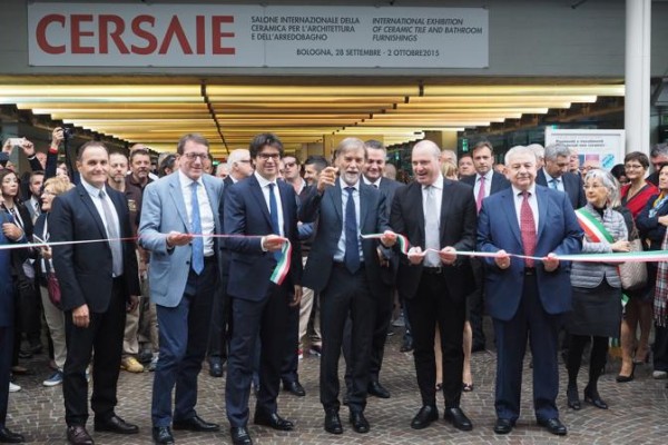 280915 - fiera Cersaie piastrelle ceramica arredo bagno - ministro graziano delrio - foto Nucci/Benvenuti - FIERA CERSAIE CON MINISTRO DELRIO - fotografo: BENVENUTI