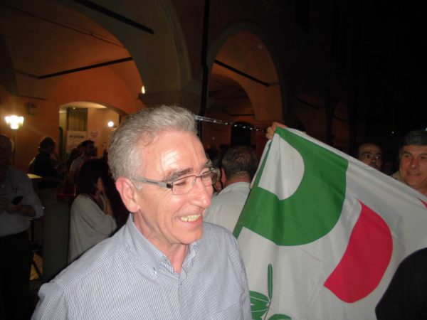 Pistoni nuovo sindaco e in piazza si inneggia alla moschea