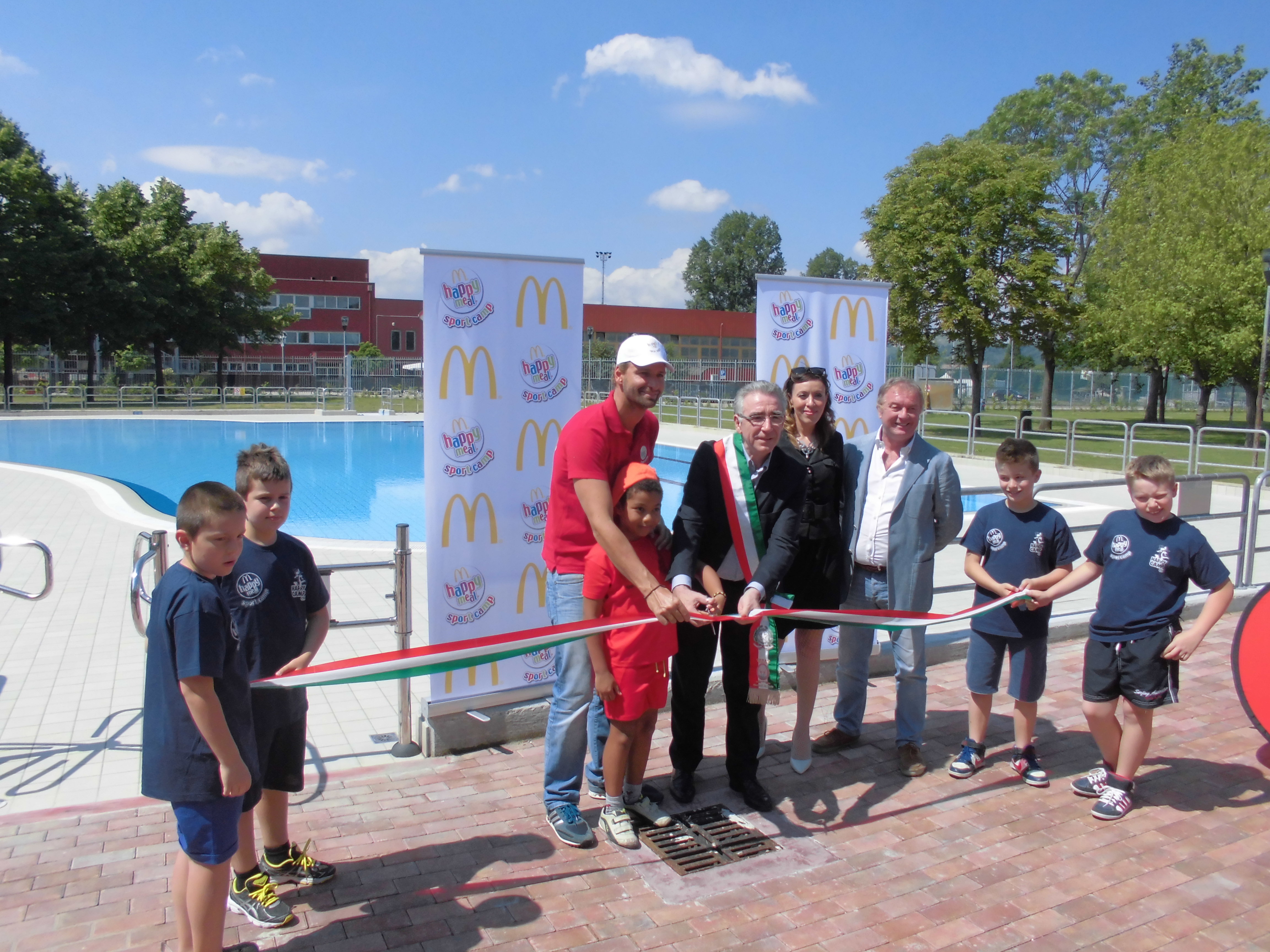 Rosolino al taglio del nastro della piscina Ondablu