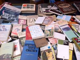 La bancarella dei libri usati in e per la biblioteca