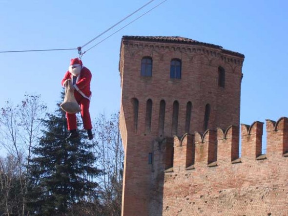 Natale a Formigine, oggi Babbo Natale equilibrista