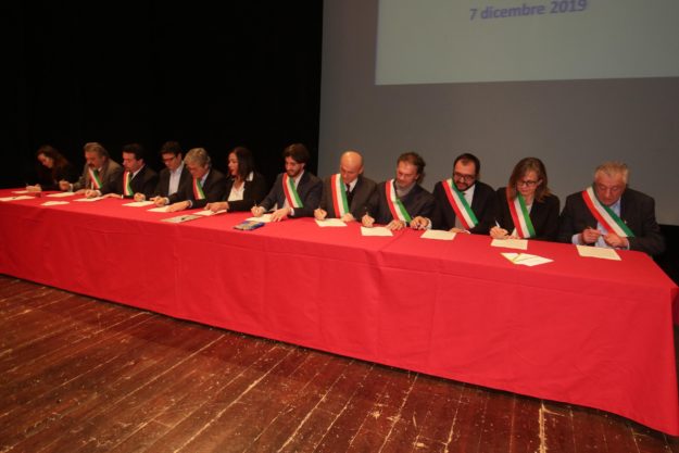 Firmato l’accordo sulle emissioni per tutelare la qualità dell’aria del Distretto    Al teatro Astoria di Fiorano Modenese da dieci sindaci del modenese e reggiano, dalla Regione, dalle Province, da Confindustria Ceramica e da Arpae