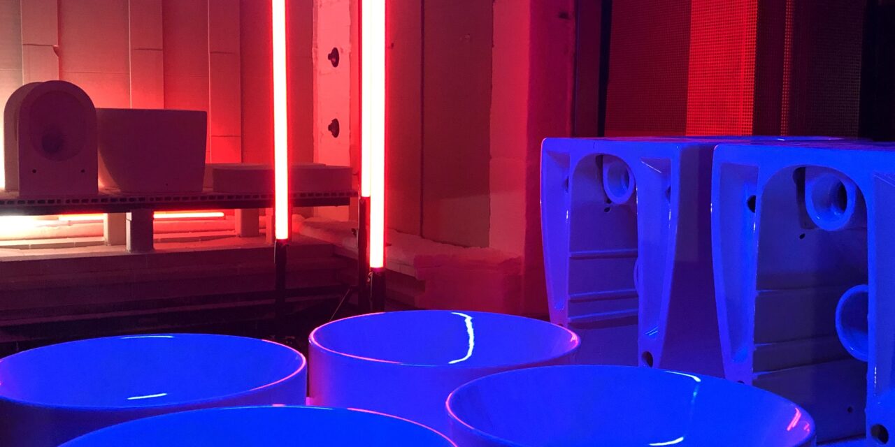 “Dark is Bright” – Il viaggio di SACMI Sanitaryware nella fabbrica a luci spente