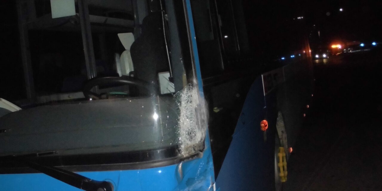 Una vettura attraversa una rotatoria e urta un bus: tanta paura, ma danni contenuti…