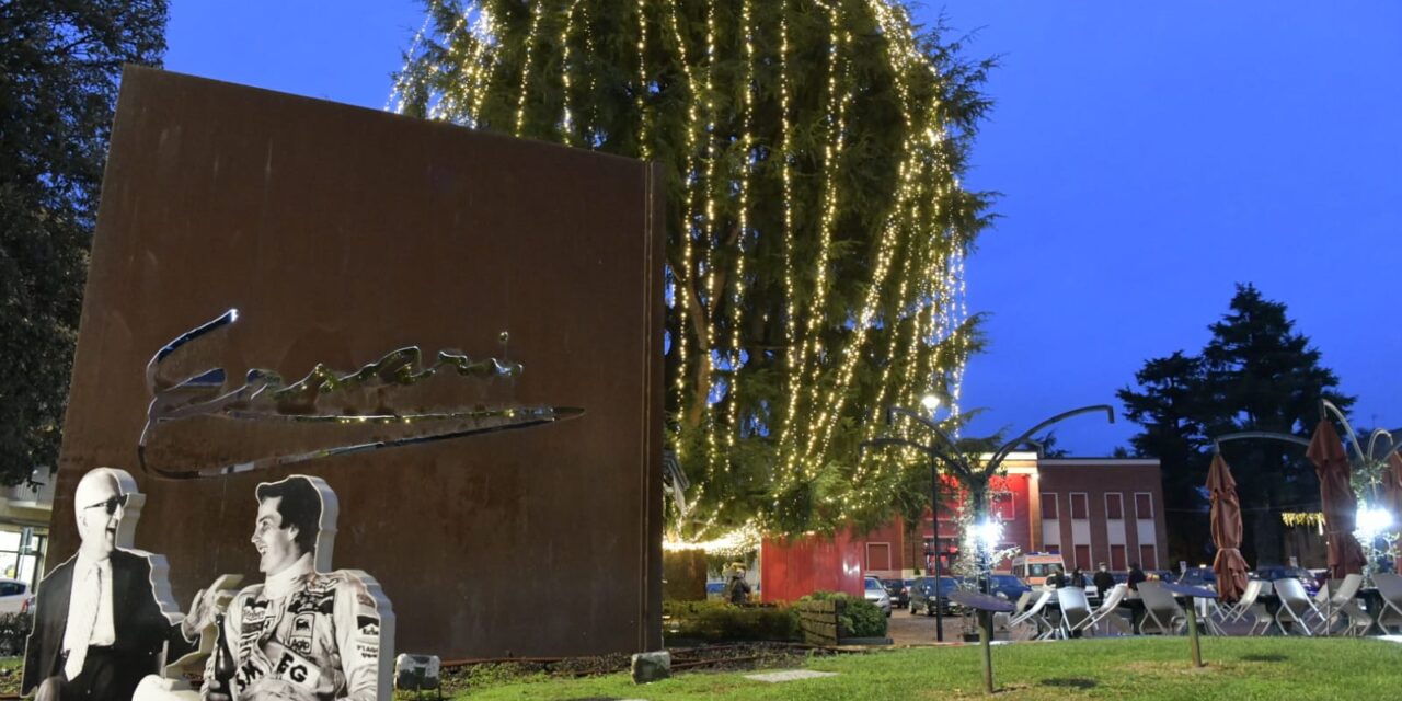 Il grande albero illuminato in piazza
