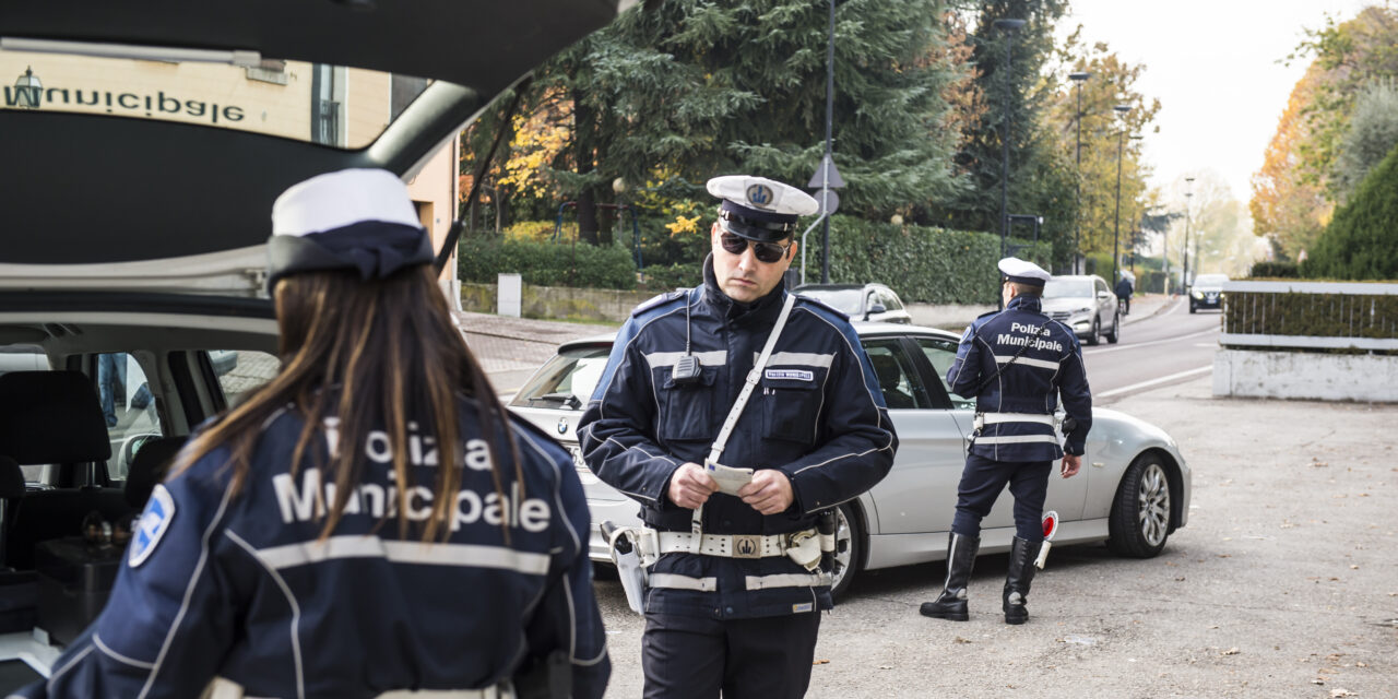 INFASTIDISCE I CLIENTI NEL PARCHEGGIO DI UN SUPERMERCATO  E STRATTONA DUE AGENTI PER TENTARE LA FUGA: DENUNCIATO 46ENNE