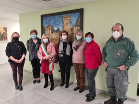 Servire il bene comune A Formigine, sono una decina i pensionati comunali che hanno deciso di continuare a prestare servizio per la comunità Pensionati volontariSono una decina i pensionati del Comune di Formigine che hanno scelto di continuare a servire la comunità attraverso un servizio di volontariato, aggiuntivo e non sostitutivo delle funzioni ordinarie.  Impegnati in vari ambiti del Comune, da quello culturale e turistico presso la biblioteca, l’archivio storico, il castello e l’acetaia comunale, passando per il servizio istruzione fino alla sicurezza sussidiaria, sono tutti accomunati da un forte senso di appartenenza all’Ente e ai cittadini che, come amano ricordare, sono stati i loro datori di lavoro per tanti anni.  Il veterano del gruppo è Mario Rossi, che con 46 anni di attività (negli ultimi venti è stato comandante della Polizia locale) è molto noto in città. Rossi coordina quello che viene definito “volontariato partner” nell’ambito della sicurezza e della tutela ambientale.   Toccante è la testimonianza di Mara Spezzani, educatrice, bibliotecaria e negli ultimi anni coordinatrice dei nidi: “Ritengo di aver svolto un lavoro speciale, che non può esaurirsi così – afferma Spezzani – Quando metto piede in Comune mi sento a casa! E mi fa piacere vedere tanti volti nuovi alle scrivanie: con loro c’è modo di confrontarsi perché io porto l’esperienza, loro un nuovo modo di vedere le cose. Ricordo ancora il giuramento di fedeltà all’Ente, con la mano sopra alla Costituzione. Ai miei tempi era obbligatorio, ora non si fa più. Ma credetemi: quel giuramento me lo sono portata dentro ogni giorno, per rispetto all’istituzione ma soprattutto ai cittadini di Formigine”.  Tra i volontari ci sono anche Anna Zini per il servizio elettorale; Rossella Gavioli per il castello; Cristina Villani, che permette a studiosi e studenti di consultare l’archivio storico comunale che vanta documenti antichi, come l’Estimo del 1527; Silvana Sgarbi, in aiuto ai maestri acetieri per le visite del pubblico. Hanno prestato servizio, negli scorsi anni, anche Aristide Covezzi per la tutela degli animali ed Elisabetta Tavoni, in biblioteca. E proprio legata alla biblioteca c’è anche Antonella Gibellini che, appena raggiunta la pensione, ha chiesto di continuare a dare una mano. “La biblioteca – afferma Gibellini – è un luogo che mi fa sentire bene. Qui ho scoperto l’importanza della cultura e penso che sia un luogo di benessere anche per molti altri”.  Conclude Maria Costi, Sindaco di Formigine: “Non posso che complimentarmi con queste persone per l’efficienza con la quale hanno svolto il loro lavoro e per l’entusiasmo con il quale continuano ad occuparsi del Bene Comune. Questa affezione è davvero straordinaria!”.