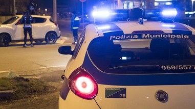 Agenti di Polizia Locale in soccorso di un autista colto da malore
