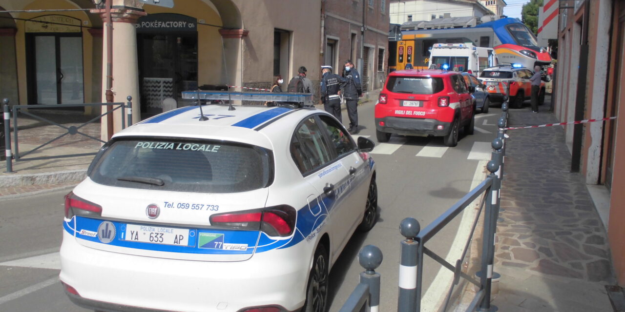Giovane 22 enne si getta contro un treno in corsa: morte immediata…Tragedia a Casinalbo