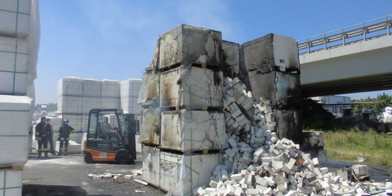 Incendio a Fiorano: bruciano pallet contenenti materiale isolante