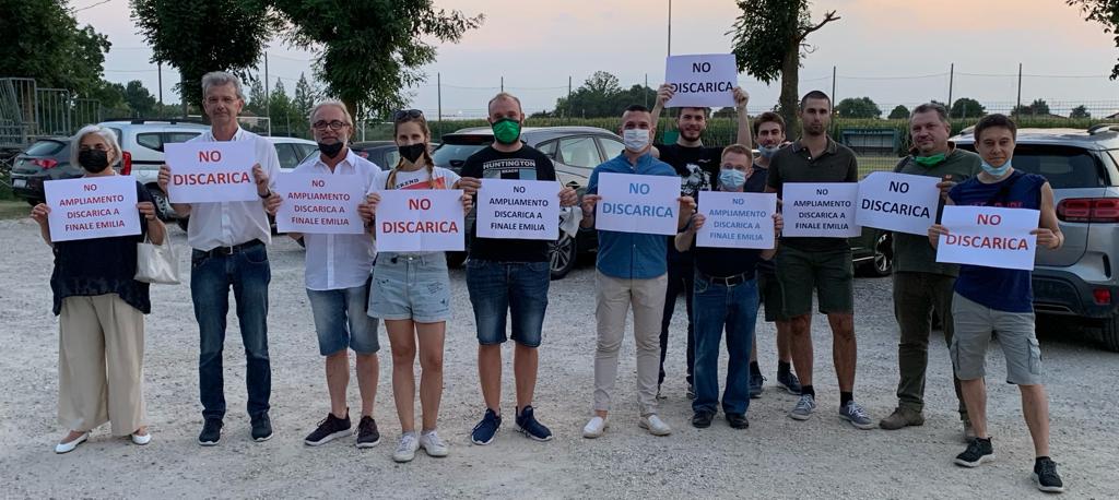 FLASH MOB DAVANTI ALLA FESTA PD CONTRO LA DISCARICA DI FINALE EMILIA