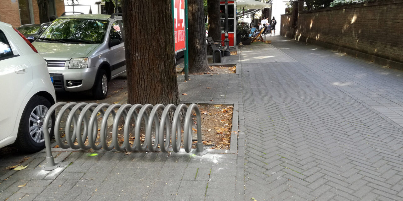 SEDICI NUOVE RASTRELLIERE PORTA BICICLETTE