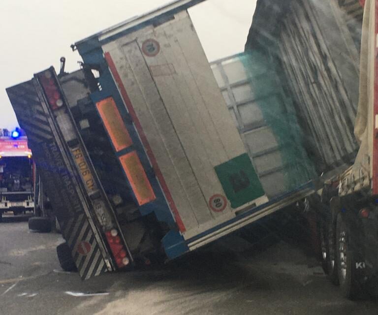 CAMION SI RIBALTA SU UN ALTRO MEZZO PESANTE: INCIDENTE GENERA DISAGI, FERITO UNO DEI DUE CONDUCENTI