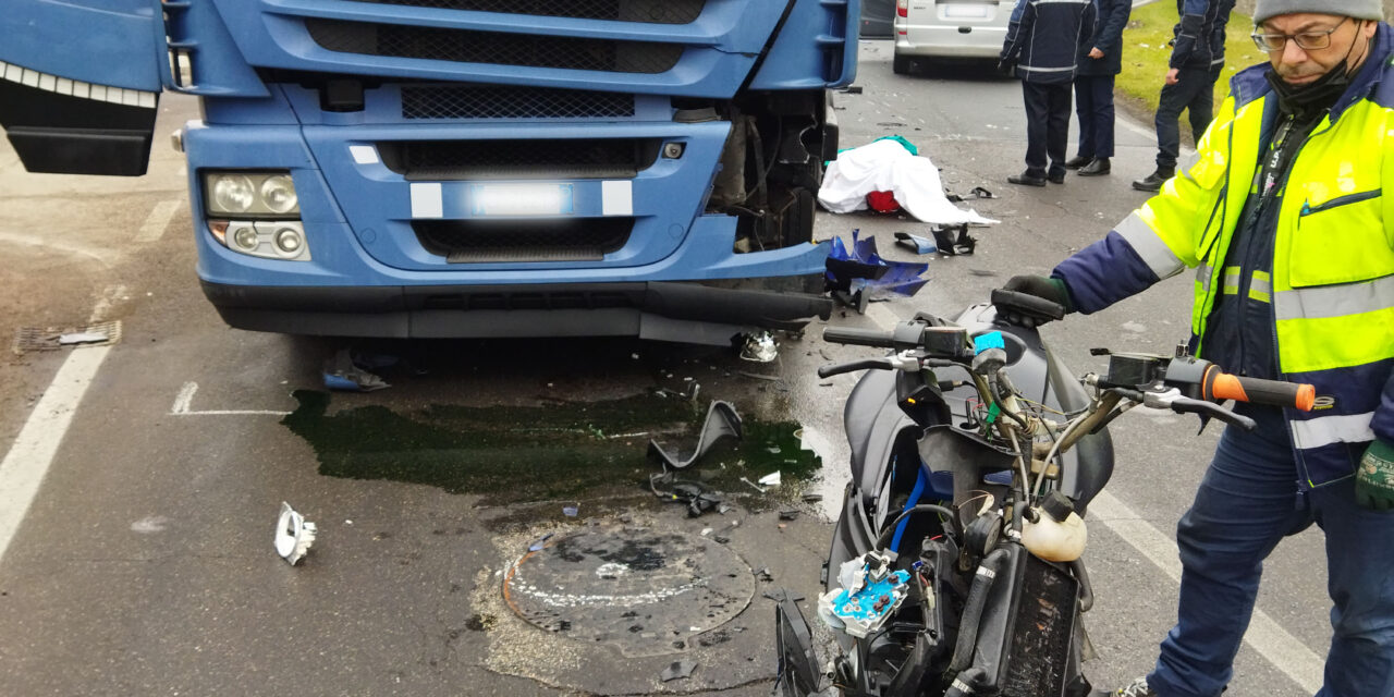 Tragico scontro lungo via Ancora: 16 enne centauro perde la vita