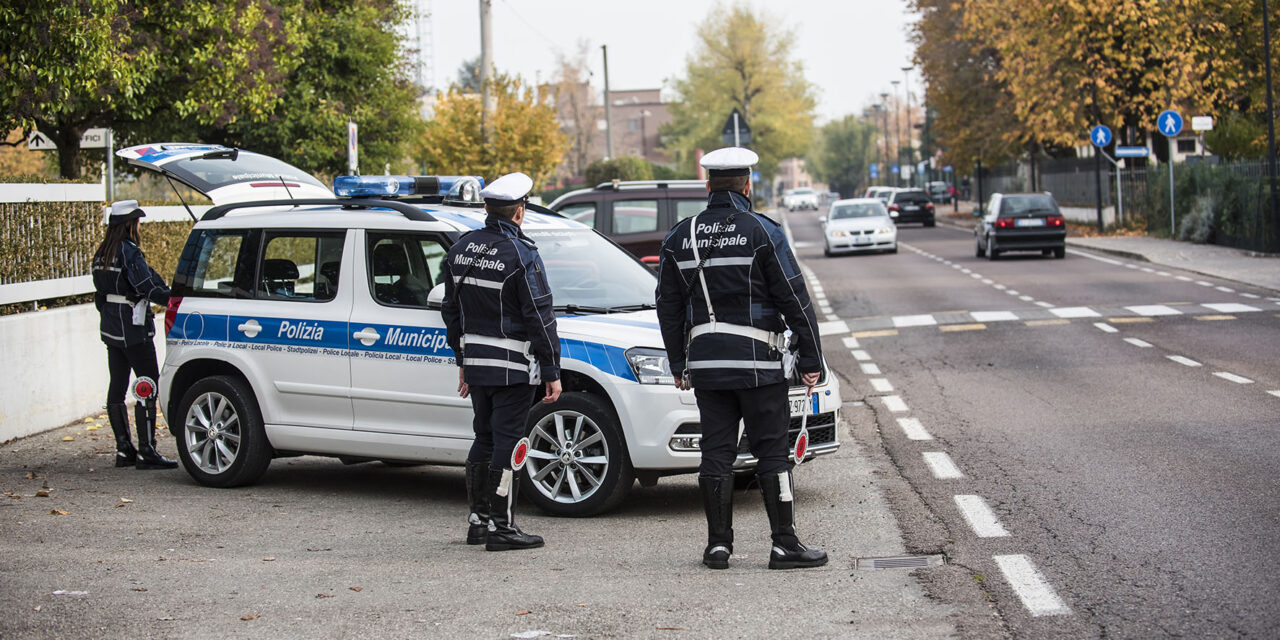 MARANELLO, FUGGE ALL’ALT E RISCHIA DI TRAVOLGERE AGENTE,  POLIZIA LOCALE E CARABINIERI BLOCCANO UN 38ENNE  DOPO UN LUNGO INSEGUIMENTO: DENUNCIA E PATENTE SOSPESA