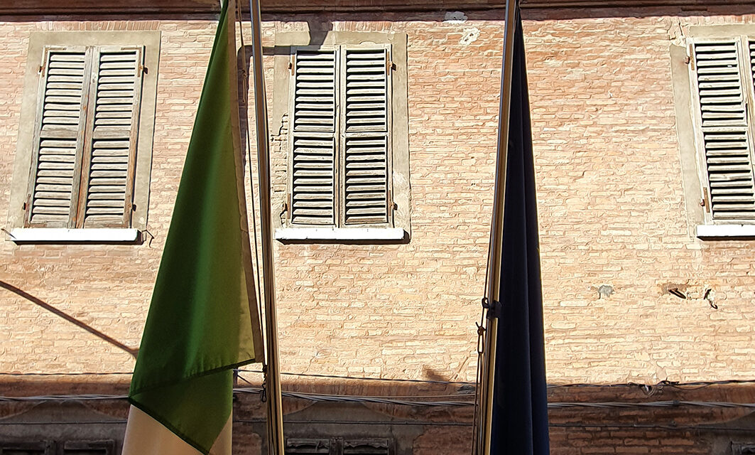 Bandiere listate a lutto in memoria delle vittime di Covid-19