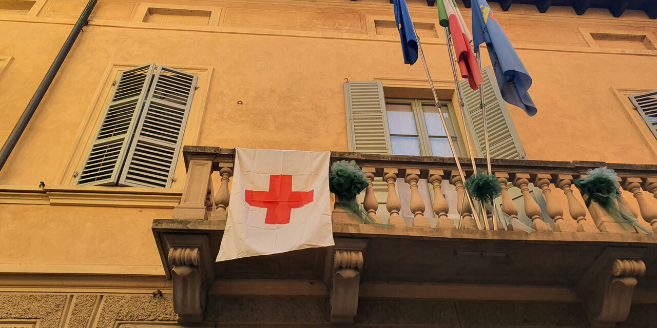 La bandiera della Croce Rossa sul balcone del Municipio