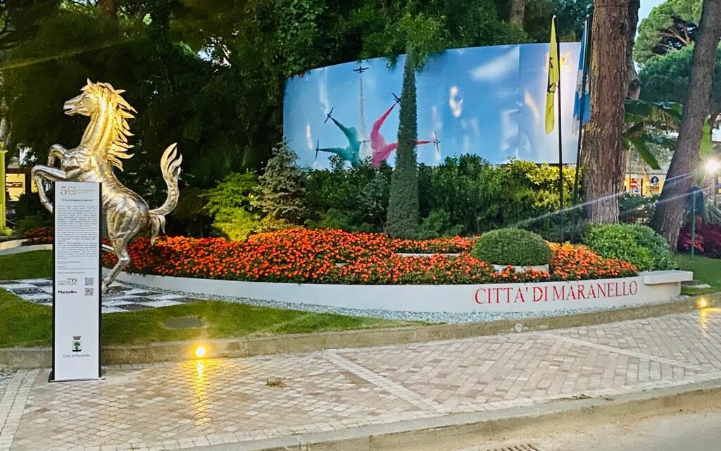 Il Cavallino Rampante nell’aiuola fiorita di Cervia
