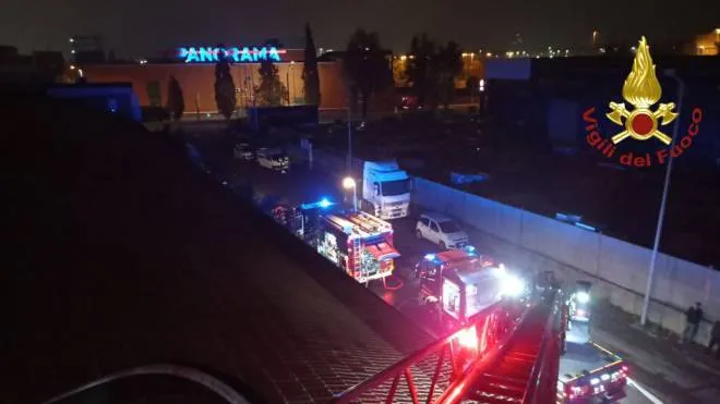 Incendio distrugge un centro commerciale cittadino