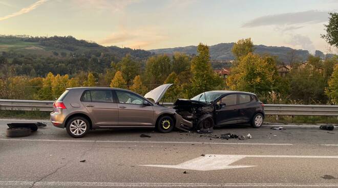Scontro frontale all’alba di oggi: grave una 19 enne