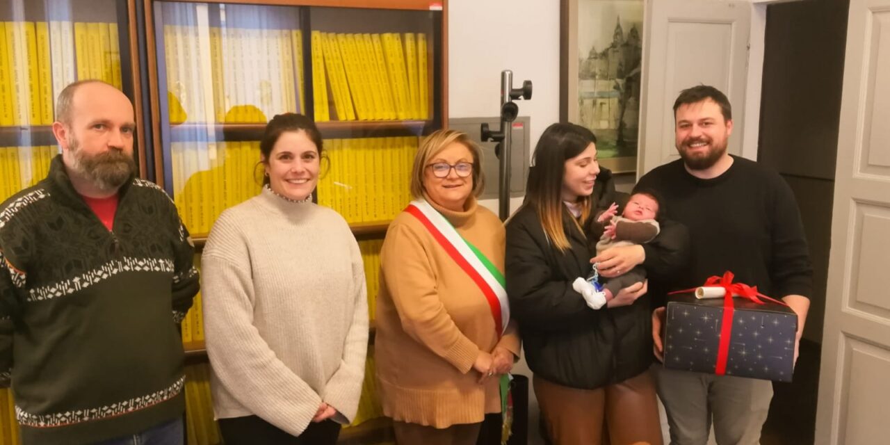 Il piccolo Manuel accolto in Comune