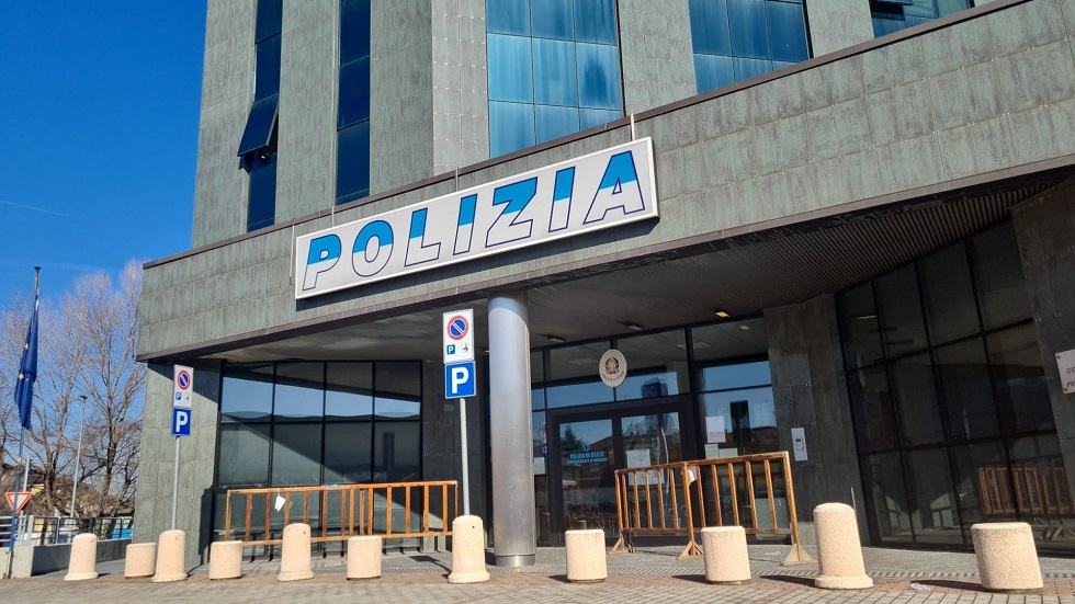Poliziotto del Commissariato di Sassuolo, fuori servizio, fa arrestare due rapinatori