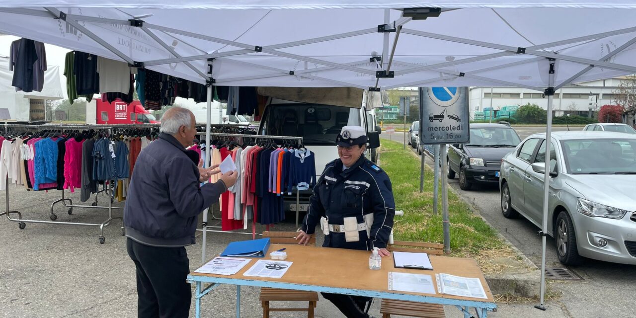 La Polizia locale ascolta i cittadini al mercato di Spezzano