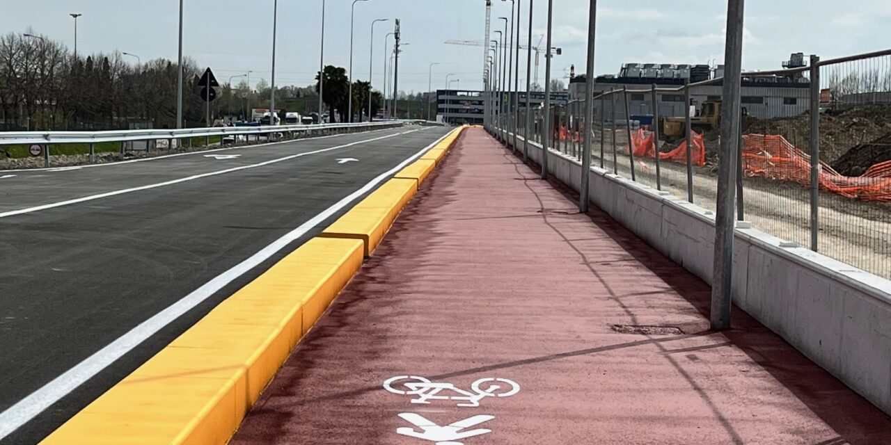 Aprono la nuova strada e la nuova ciclabile