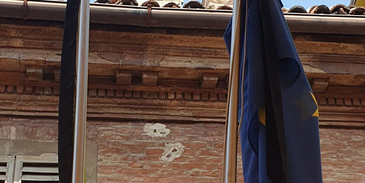 BANDIERE A LUTTO IN MUNICIPIO