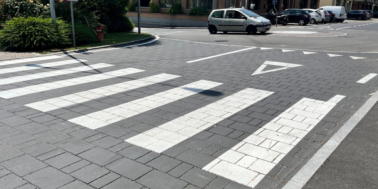 GORZANO, IN CENTRO RIQUALIFICAZIONE CONCLUSA:  INCROCIO RIALZATO, NUOVI MARCIAPIEDI E ZONA 30  PER AUMENTARE SICUREZZA STRADALE E ACCESSO ALLE ATTIVITÀ