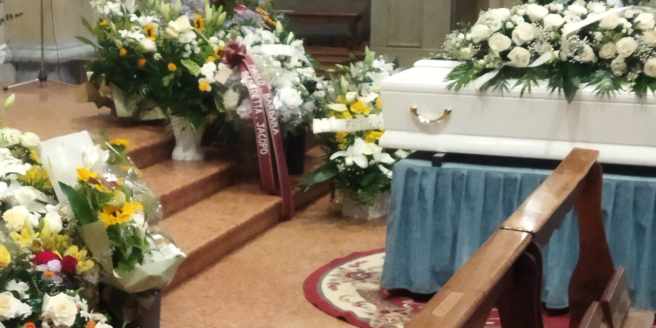 Commozione per l’addio a Stefano, tanti fiori per ringraziarlo