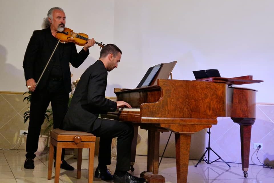 Un concerto per violino e pianoforte nel parco