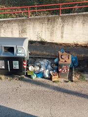 Senza bidoni, ma la storia dello scarica barile continua