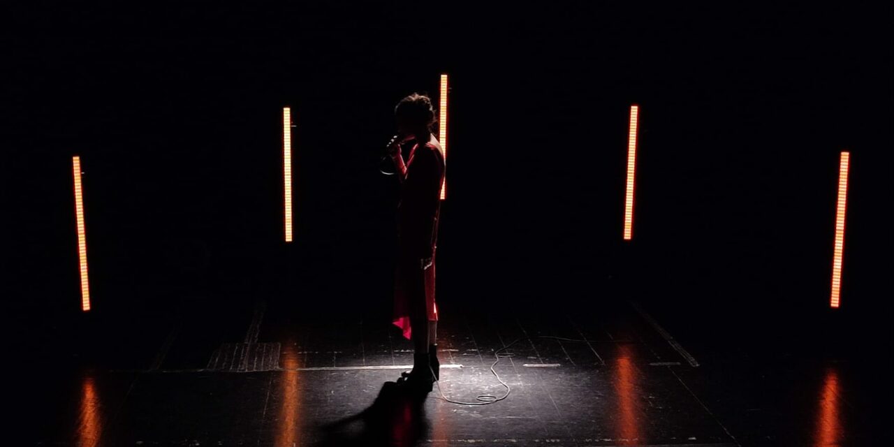IL  DEBUTTO DI “MOLTO DOLORE PER NULLA”: L’INTENSO E DIVERTENTE MONOLOGO DELLA BORINI SUGLI AMORI TROPPO AMATI CHIUDE L’ARIA APERTA TEATRO FESTIVAL