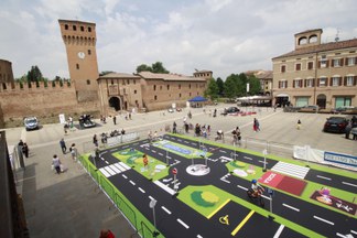 Polizia Locale in piazza con strumentazione e tappetone didattico