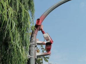 Presi di mira dispositivi elettronici e telecamere; pubblicato un “manuale” per provetti vandali