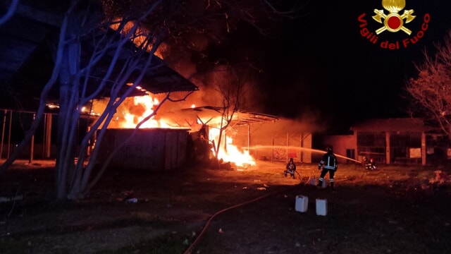 Incendio nell’area dell’ex frantoio, denso fumo ma situazione sotto controllo