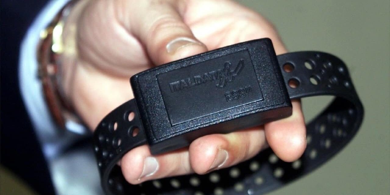 Dispositivo elettronico di controllo per un 52 enne molesto e violento