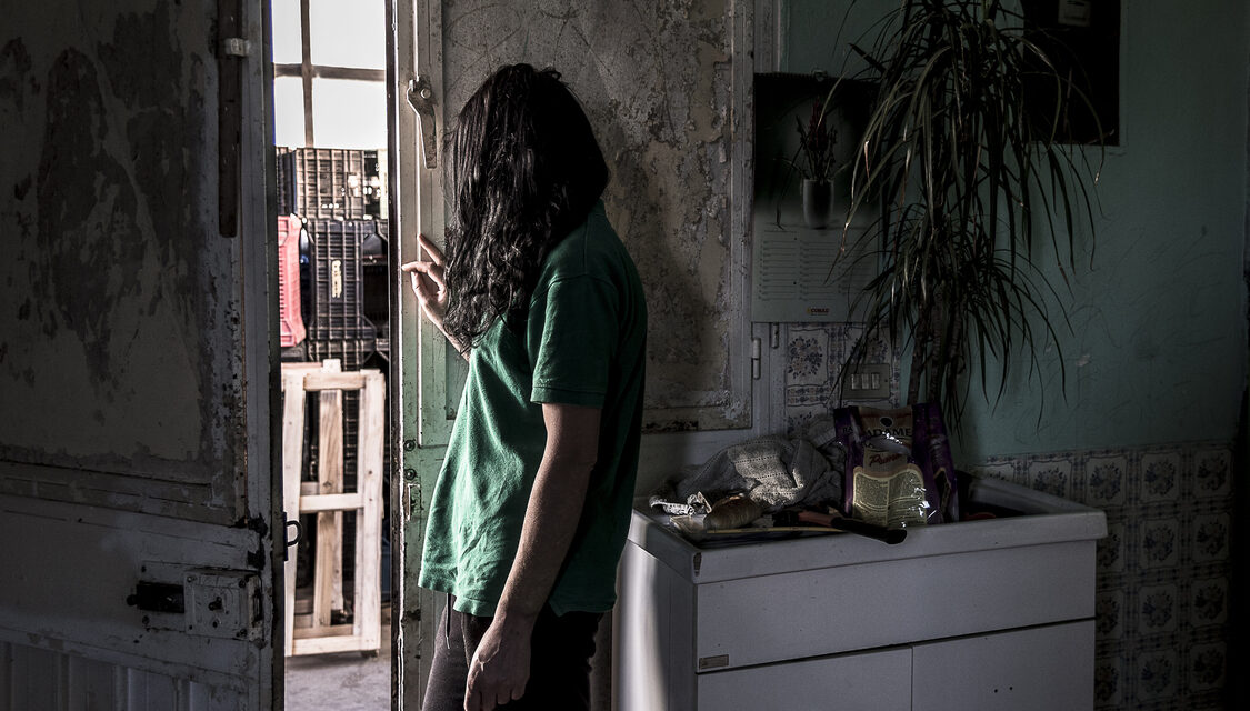 Donne e sfruttamento nelle foto di “Oro Rosso”