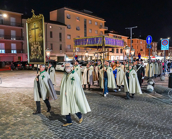 GIOVEDÌ SI RINNOVA LA PROCESSIONE DEL “SANTO TRONCO”