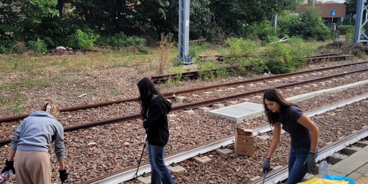 GIOVANI VOLONTARI PULISCONO LA STAZIONE FERROVIARIA DI SASSUOLO 