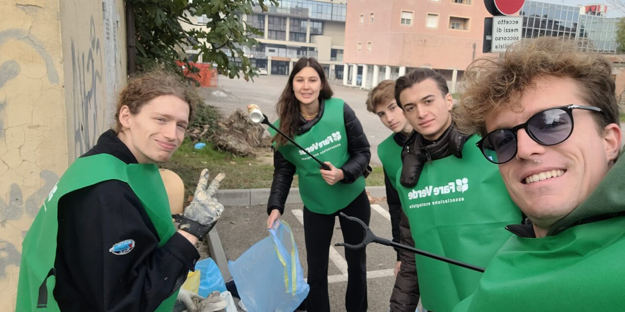 I GIOVANI DI FARE VERDE PULISCONO IL PARCHEGGIO DI VIA GUGLIELMO MARCONI A SASSUOLO