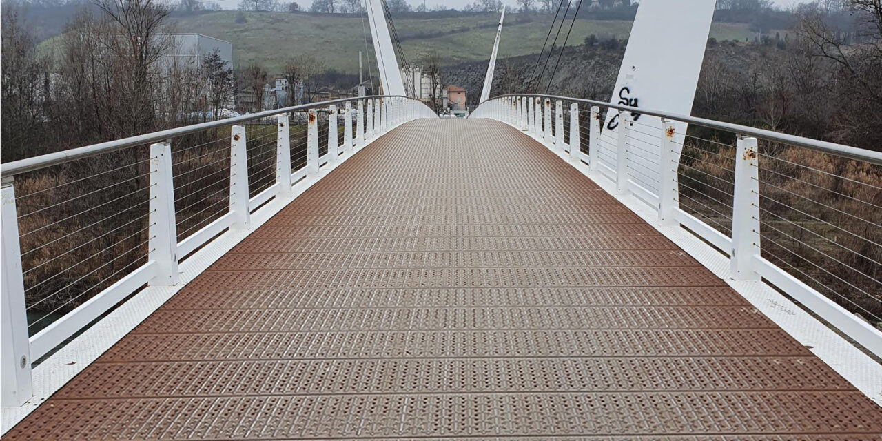 RIQUALIFICAZIONE DEL PONTE CICLOPEDONALE SUL PERCORSO NATURA SECCHIA: LAVORI AL VIA PER UNA PAVIMENTAZIONE PIÙ SICURA E DURATURA