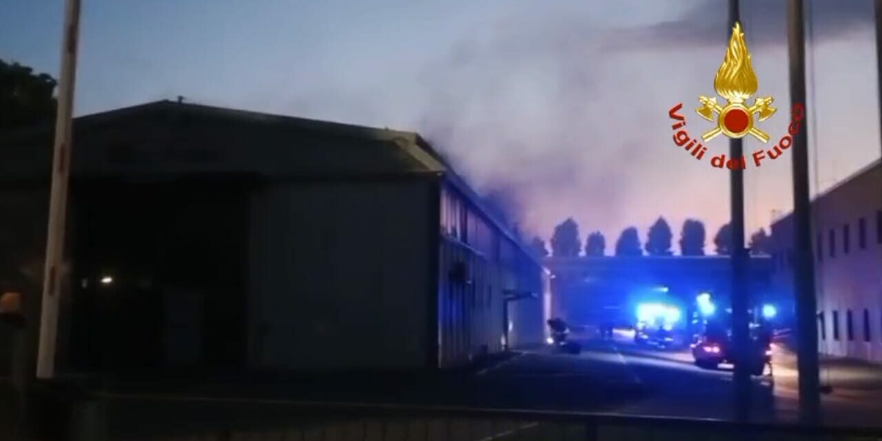 Incendio a Fiorano, capannone in fiamme