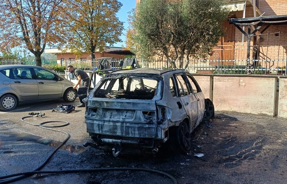 Automobile in fiamme a Magreta