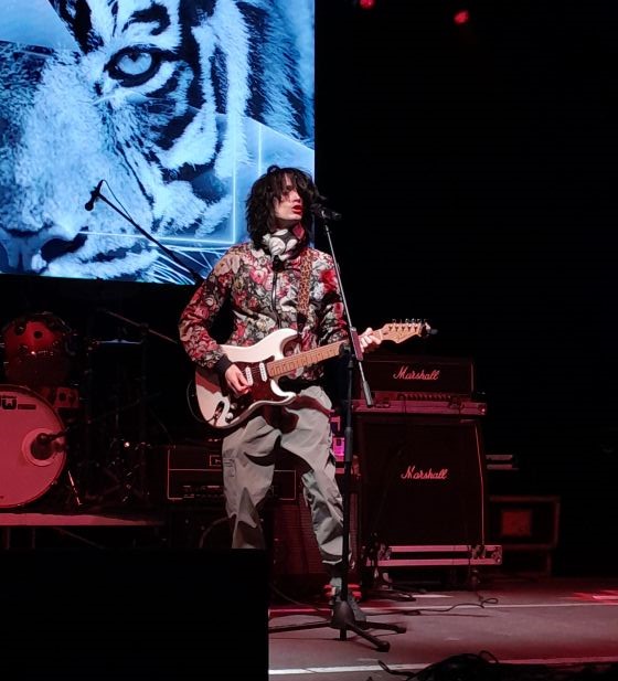Nicola Ferrari sul palco dell’Ariston per le finali di Sanremo Rock