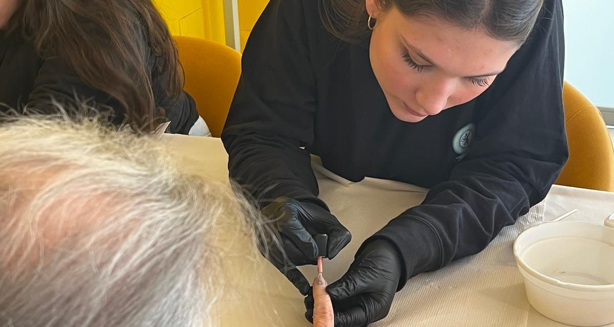 MANICURE E ACCONCIATURE PER LE OSPITI DELLA CRA