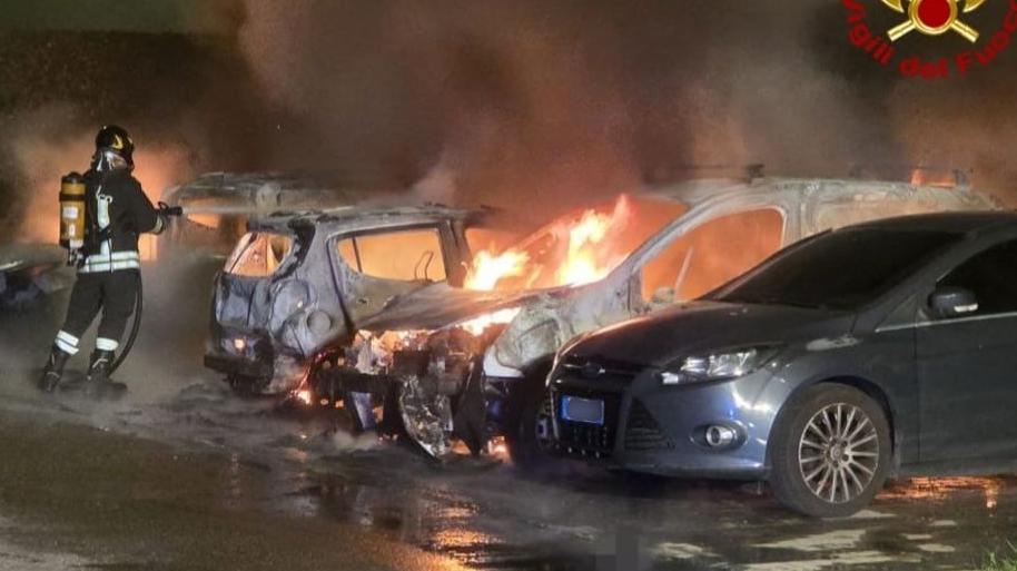 Incendio nella notte a Formigine, coinvolte diverse autovetture parcheggiate